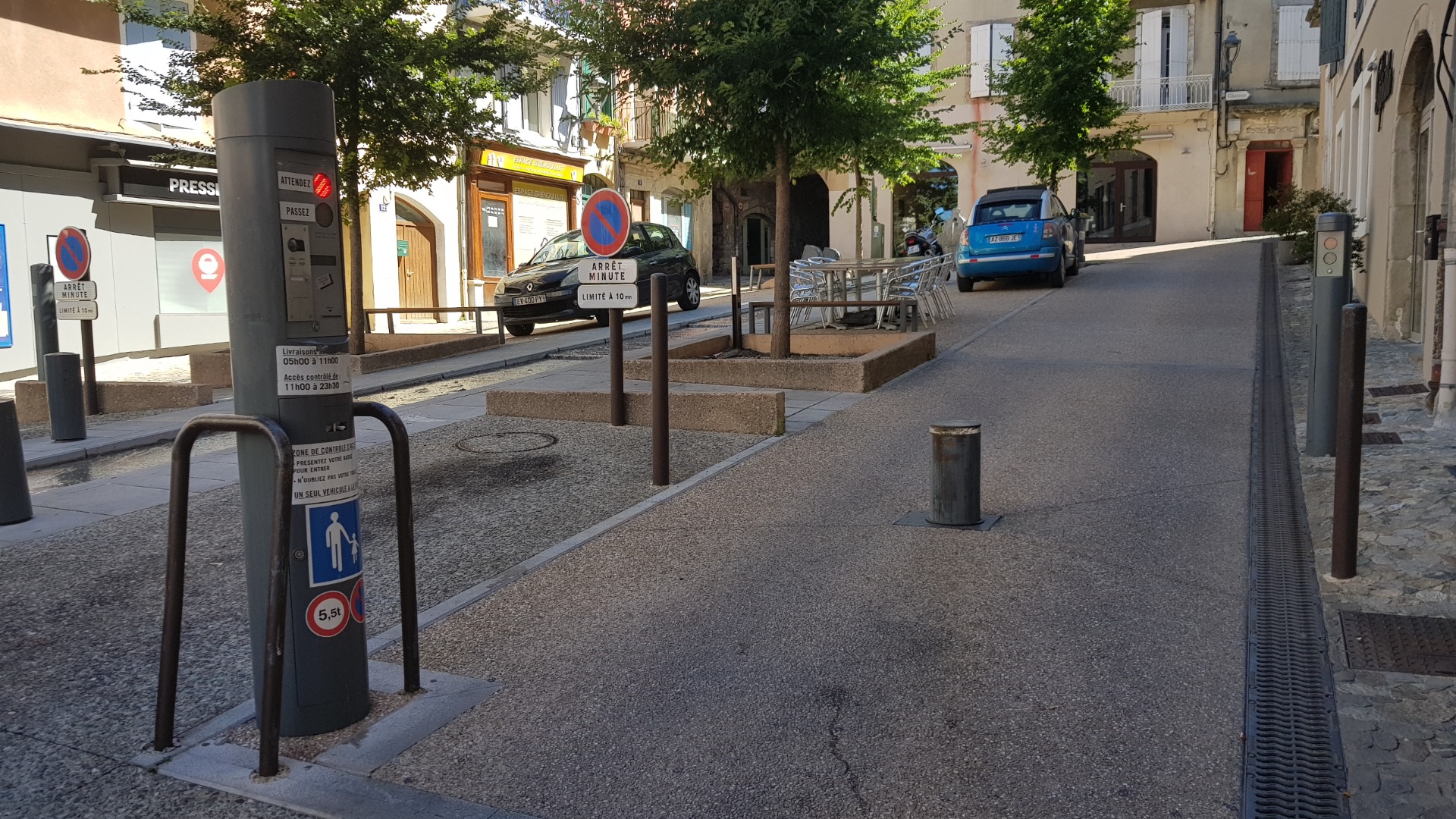2eme borne en face du BarberShop "BaBéné"
