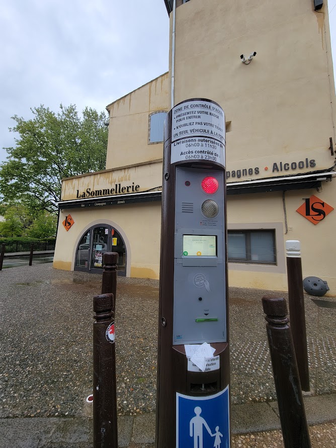 Borne en face de "La somellerie"